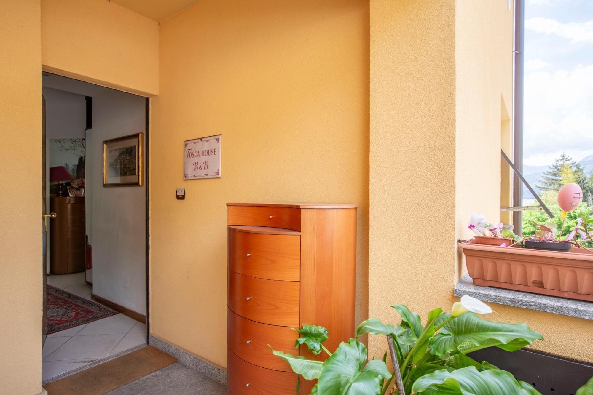Bed and Breakfast Tosca House 2 Варенна Экстерьер фото